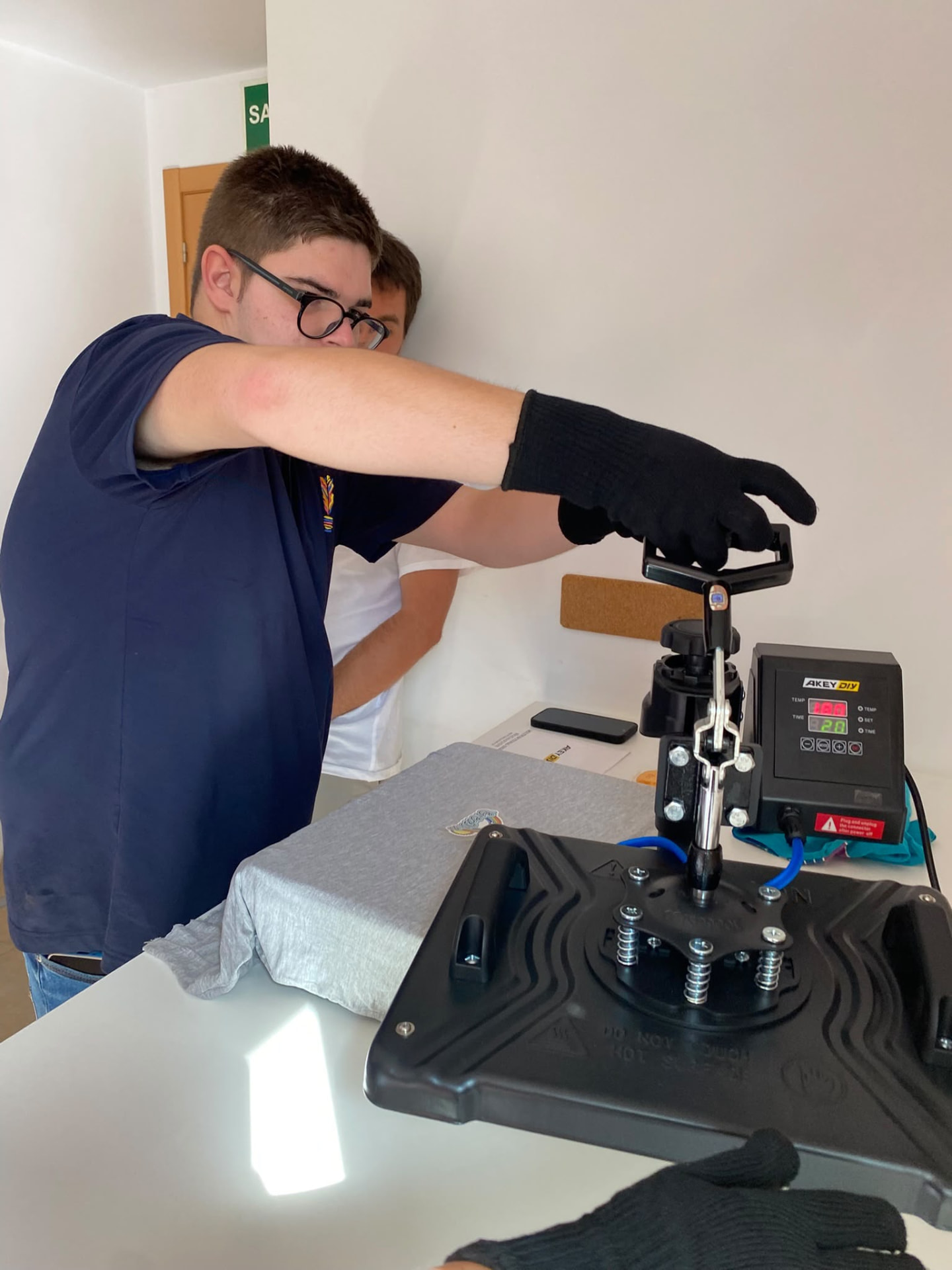 Jóvenes de FANIVE trabajando en el taller de estampado