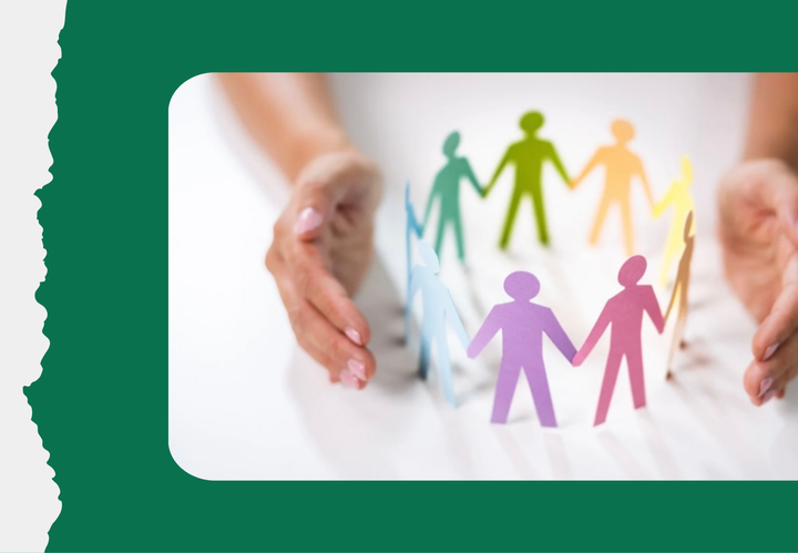 Manos que acompañan a figuras de personas de diferentes colores, nuestros valores de inclusión.