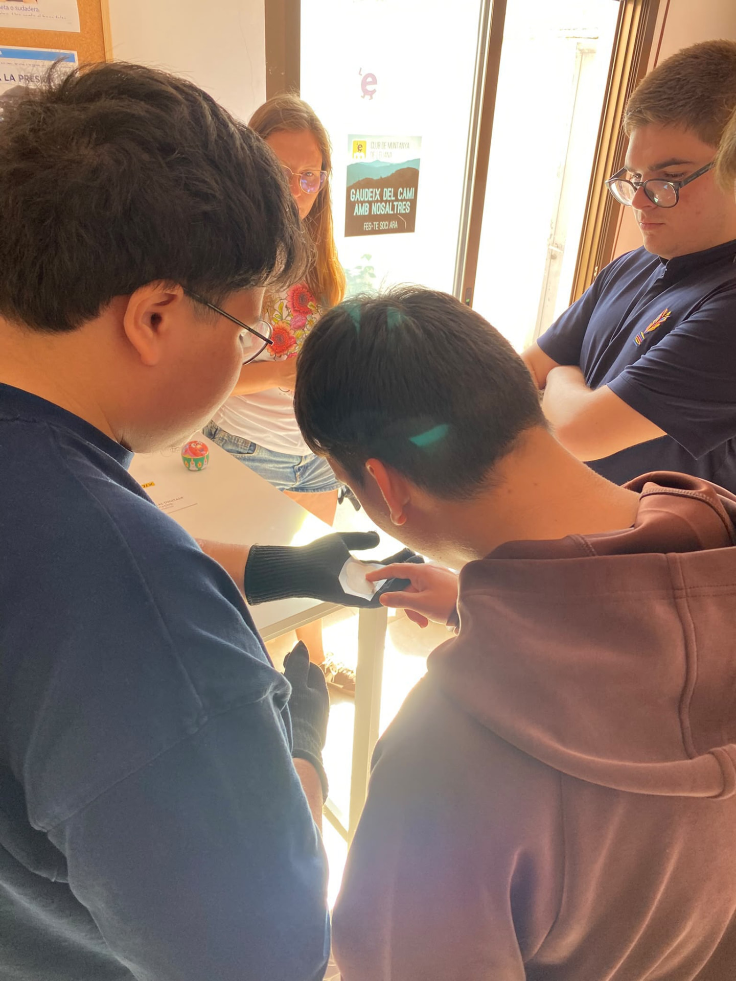 Jóvenes de FANIVE trabajando en el taller de estampado
